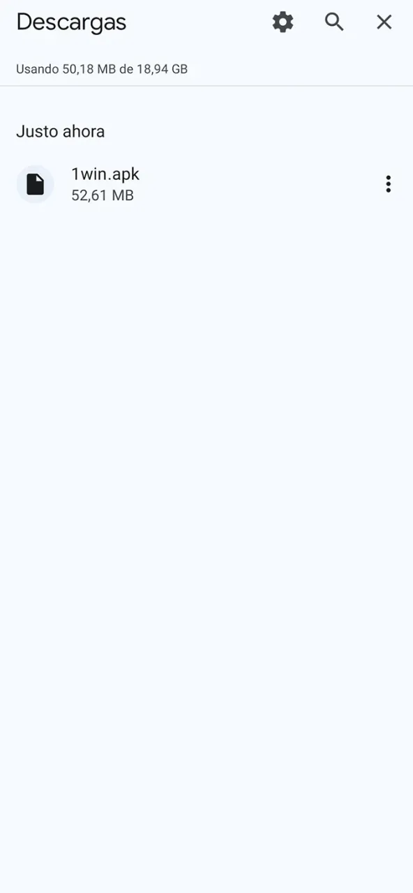 Pulsa sobre instalador 1win guardado en descargas móviles.